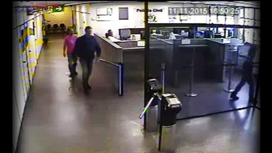 Divulgação Vídeo mostra policiais fugindo do Deic antes que promotores possam encontrá-los