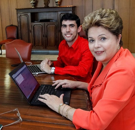 Presidente Dilma Rousseff ao lado do publicitário Jeferson Monteiro, dono do perfil Dilma Bolada nas redes sociais