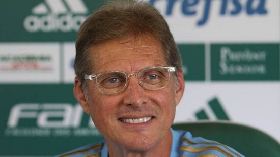 Com funk, Beatles e café, Oswaldo é só alegria no Palmeiras