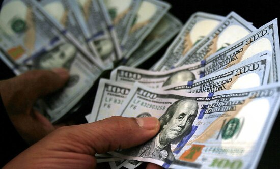 Risco de rebaixamento e possível saída de Levy fizeram o dólar fechar em alta