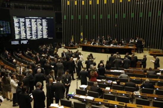 Deputados decidem votar em turno único balanços pendentes, o que aceleraria discussão sobre pedalada de Dilma.&nbsp;