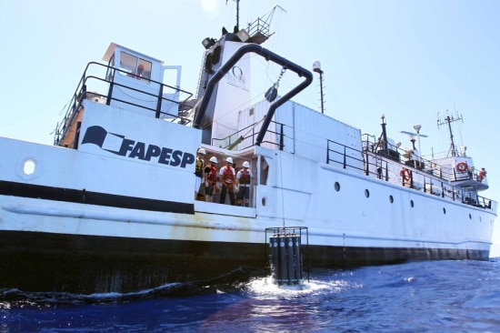 Pesquisadores da USP lançam instrumento de pesquisa no oceano durante expedição realizada pelo navio oceanográfico Alpha Crucis, em janeiro de 2013. A embarcação está fora de operação desde dezembro daquele ano.