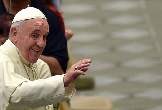Papa Francisco demonstrou que pratica o que prega ao se sentar ao lado de fiéis em missa 