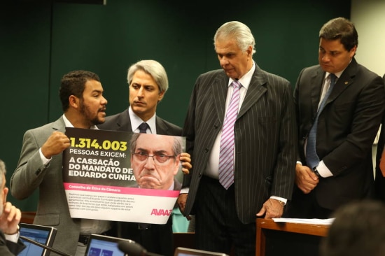 Cartaz da organização internacional Avaaz, que promoveu abaixo-assinado pela cassação de Eduardo Cunha, é exibido em sessão do Conselho de Ética da Câmara