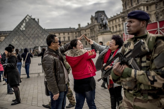 Turistas voltam ao Louvre em meio a intenso esquema de segurança