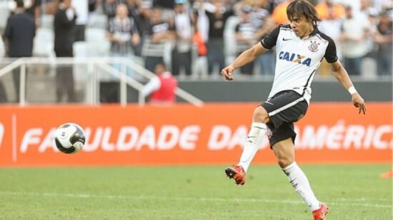 Romero ficou com o gol livre para marcar o primeiro gol do Corinthians