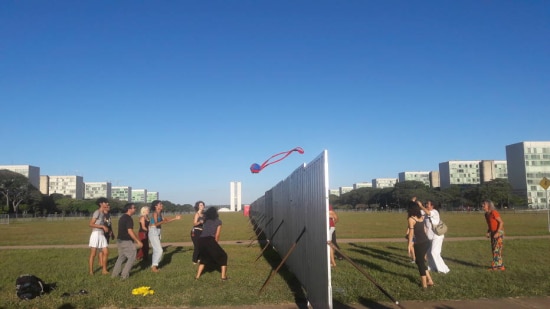 Grupo resolveu jogar volei no muro instalado para separar manifestantes pró e contra o impeachment na esplanada dos ministérios, em Brasilia.