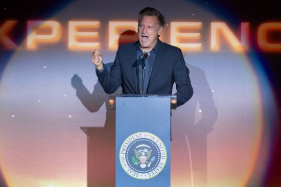 Exibição de 'Independence Day' no estádio do Palmeiras tem Bill Pullman, frio e cobertores