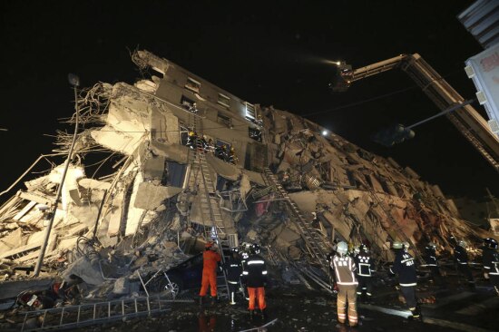 Equipes de resgate trabalham nos escombros de um prédio residencial destruído pelo tremor em Tainan