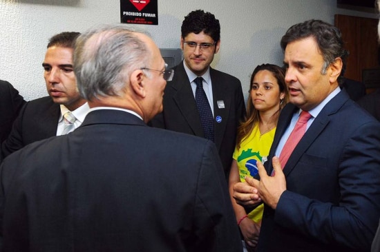 O senador Aécio Neves e presidentes dos partidos de oposição recebem, no Congresso, documento com reivindicações dos representantes de 26 movimentos de protesto contra o governo Dilma Rousseff