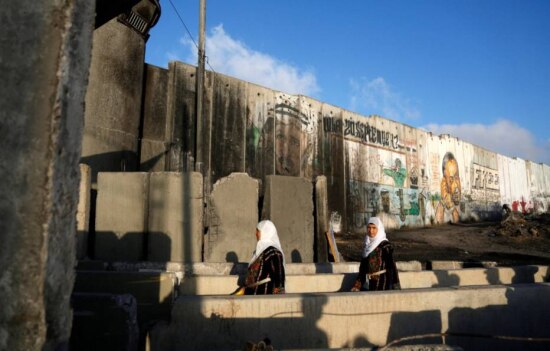 Palestinos no posto de fronteira de Qalandia