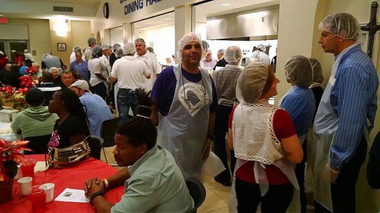 Antônio Pedro e sua equipe de voluntários entregam alimentos na Camillus House no Natal do ano passado