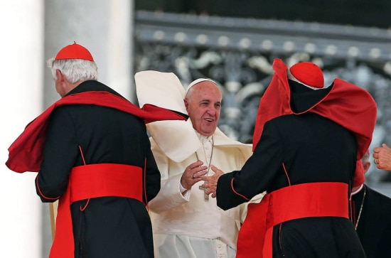 Francisco saúda cardeais na Praça de São Pedro antes de enviar mensagem aos cubanos