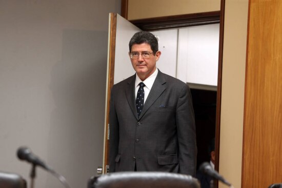 &nbsp;O ministro da Fazenda, Joaquim Levy, está sendo pressionado por governadores e prefeitos de cidades que se beneficiam com a regulamentação do novo indexador da dívida. Eles ameaçam dificultar as votações que impactam no&nbsp;ajuste fiscal