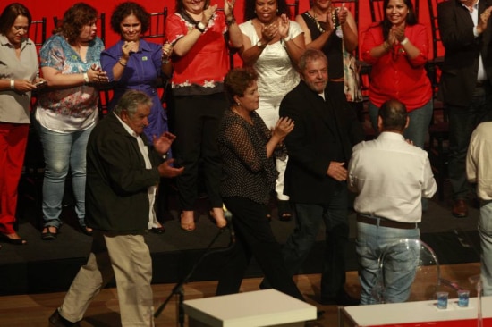 Pepe Mujica com Dilma e Lula na festa de 35 anos do PT em BH: dirigentes regionais tiveram de pagar própria passagem