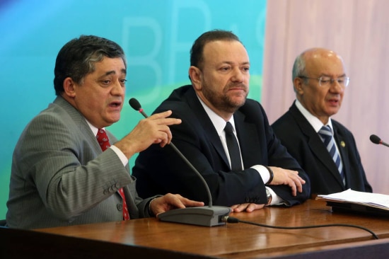 Ministro da Secretaria de Comunicação Edinho Silva entre os lideres do governo Deputado José Guimarães (Câmara) e senador José Pimentel (Congresso).