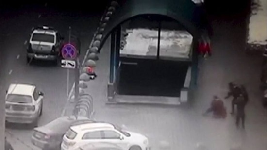 Em vídeo, testemunha registrou momento em que a mulher foi presa em Moscou