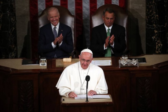 Observado pelo vice-presidente dos EUA, John Biden (E) e pelo presidente da Câmara,&nbsp;John Boehner (D),&nbsp;Papa Francisco discursa ao Congresso