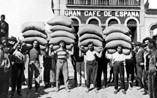 Divulgação Imigrantes estivadores no cais do porto do Valongo, em Santos, com sacos de café nos ombros; os estrangeiros concorriam com os migrantes nordestinos em busca de trabalho nos anos 1930, época em que se passa 'Navios Iluminados'