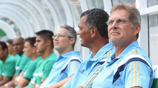 Sob olhares de Nobre, Oswaldo define time para amistoso