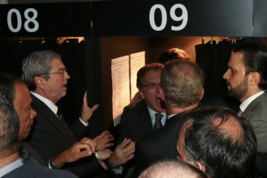 Seguranças da Câmara dos Deputados ajudam o deputado Eder Moura (PSD-PA) a retirar da cabine de votação o deputado Carlos Zarattini (PT-SP)