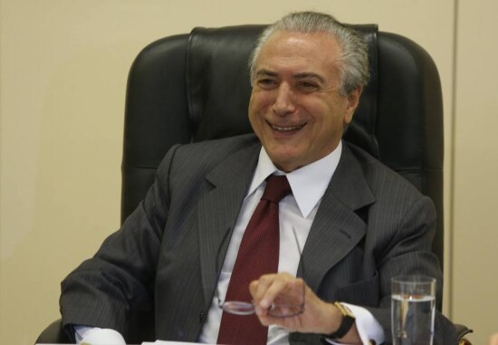 O vice-presidente Michel Temer se reúne amanhã com o presidente da Câmara, Eduardo Cunha (PMDB-RJ) para negociar modificações pontuiais no texto base que regulamenta a terceirização de entes privados e públicos. Os destaques serão votados amanhã. Também participam da reunião o ministro da Fazenda, Joaquim Levy, o secretário do Tesouro, Jorge Rachid, e o relator Arthur Maia (SD-BA)