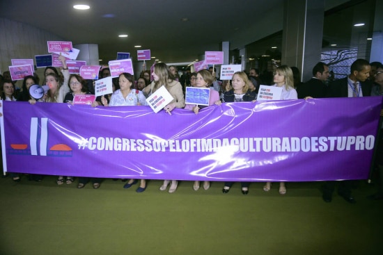 Integrantes da bancada feminina fizeram um ato no plenário pedindo o fim da cultura do estupro