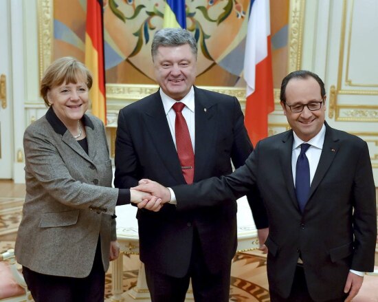 Chanceler alemã, Angela Merkel, ao lado do presidente ucraniano,&nbsp;Petro Poroshenko (c) e do presidente francês, Fraçois Hollande.&nbsp;
