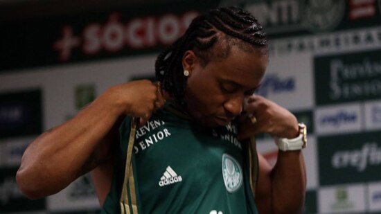 Boa atuação de Robinho pode adiar a estreia do volante Arouca