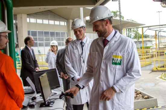 O príncipe da Noruega, Haakon Magno, em visita as instalações do Centro de Pesquisas da Petrobras