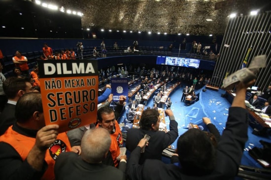 No Senado, integrantes da Força Sindical fazem ato contra votação das medidas