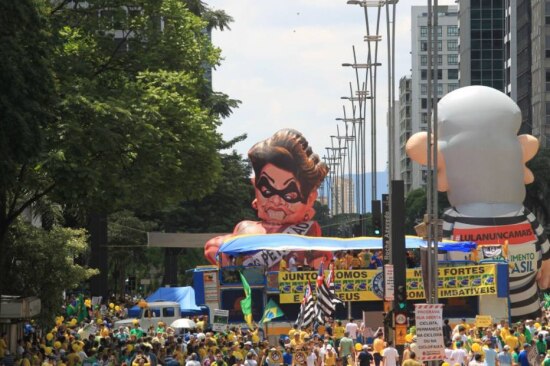 Manifestantes realizam protestos contra o governo de Dilma Rousseff na Avenida Paulista neste domingo