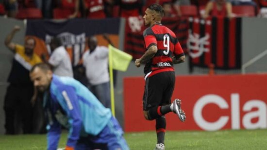 Guerrero festeja o segundo gol do Flamengo no clássico com o Fluminense