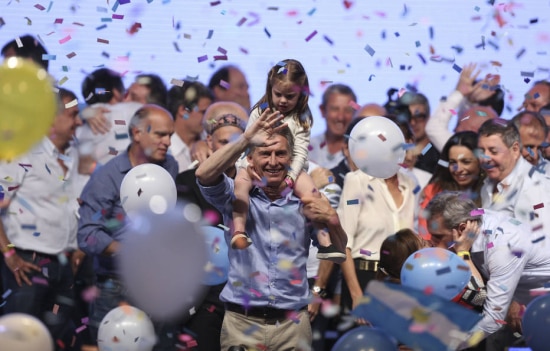 Mauricio Macri comemora a vitória com sua filha, Antonia, em seus ombros