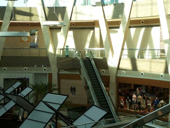 Lojas fechadas do Shopping Bosque dos Ipes, em Campo Grande