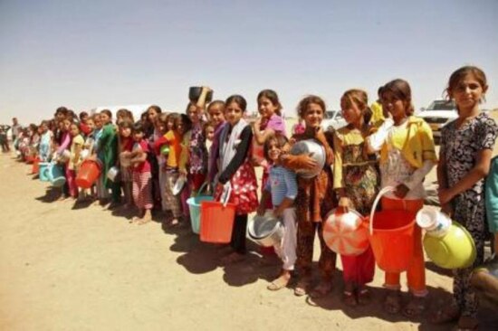 Crianças da minoria yazidi, fugidas da violência na cidade iraquiana de Sinjar, fazem fila para receber alimentos num acampamento nos arredores da Província de Dohuk