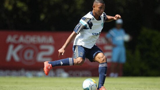 Gabriel Jesus volta com moral e pode 'virar' meia no Palmeiras