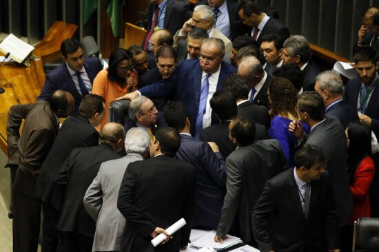 Presidente da Câmara Eduardo Cunha reúne os lideres dos partidos ao redor de sua mesa na sessão da Câmara que vota a reforma política no Plenário na Câmara dos Deputados