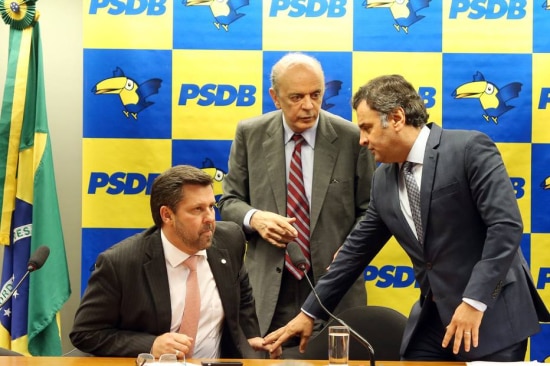 Senador Aécio Neves presidente do PSDB, com o senador José Serra e o lider do partido na Câmara, deputado Carlos Sampaio durante reunião da sigla