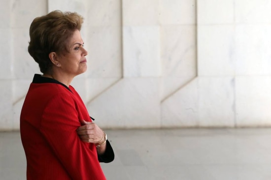 Corte de ministérios marca nova posição de Dilma, que criticava proposta defendida por Aécio na campanha de 2014