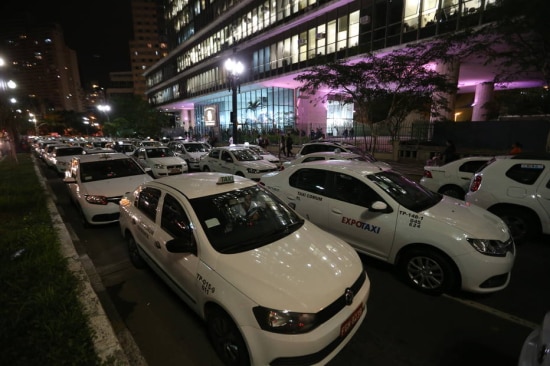 Centenas de motoristas de táxis acompanharam votação do projeto de lei 349/2014 na Camara Municipal. O texto, que&nbsp;proíbe o uso de carros particulares cadastrados em aplicativos para transporte remunerado de pessoas,&nbsp;foi aprovado.&nbsp;O alvo do projetos é o aplicativo Uber, que conecta motoristas autônomos e usuários em busca de transporte
