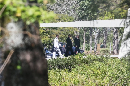 Vice presidente do Brasil, Michel Temer, é visto na entrada do Palácio do Jaburu, em Brasília. 