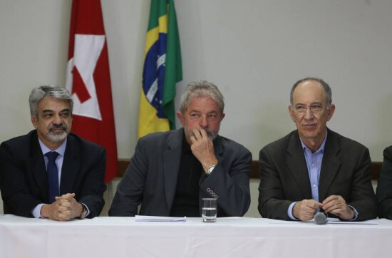 ADLU793   BSB -  29/6/2015 - LULA / PT -  POLITICA - O ex-presidente Luiz Inácio Lula da Silva entre o senador Humberto Costa e o presidente do PT Rui Falcão durante reunião  com as bancadas do PT no Senado e na Câmara no Instituto Israel Pinheiro,  em Brasilia.