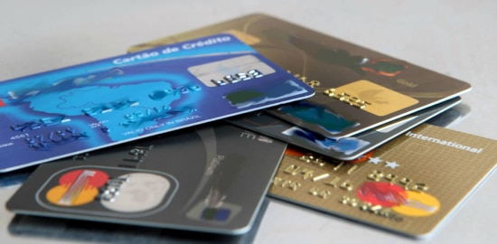 O juro médio total cobrado no cartão de crédito subiu 7,8 pontos porcentuais de janeiro para fevereiro