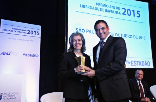 Ministra Cármen Lúcia,&nbsp;vice -presidente do Supremo Tribunal Federal, recebe o Prêmio da ANJ de Liberdade de Imprensa 2015 do presidente da Associação Nacional de Jornais, Carlos Fernando Lindenberg Neto, no auditório do jornal O Estado de S. Paulo