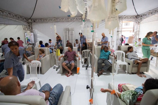 Tenda instalada na Brasilândia atende pacientes com suspeita de dengue