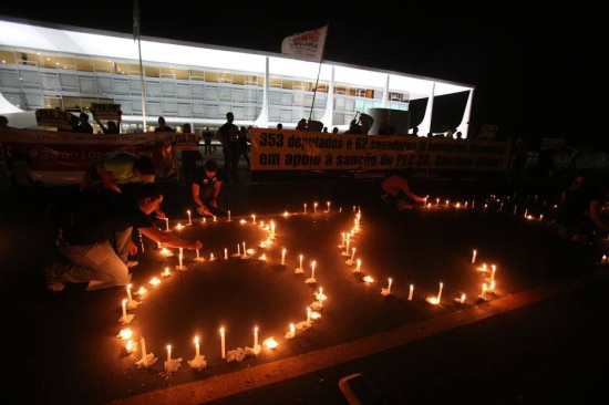 Funcionários da Justiça Federal ligados ao SindiJus ocupam a pista em frente ao Palácio do Planalto e fazem vigilia para pedir que a Dilma sancione o reajuste do Judiciário