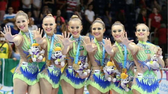 Meninas da equipe brasileira exibem o número cinco em alusão ao pentacampeonato dos Jogos Pan-Americanos conquistado em Toronto