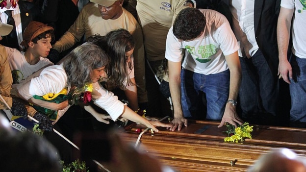 Márcio Fernandes/Estadão - Sob aplausos e queima de fogos, corpo de Eduardo Campos foi sepultado