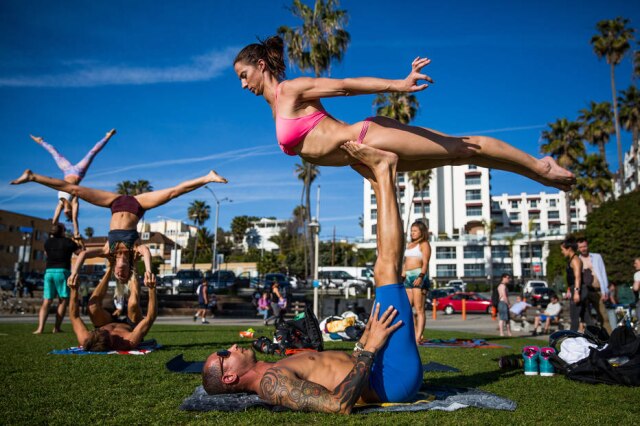 Saúde é o que interessa: acro-yoga em Venice
